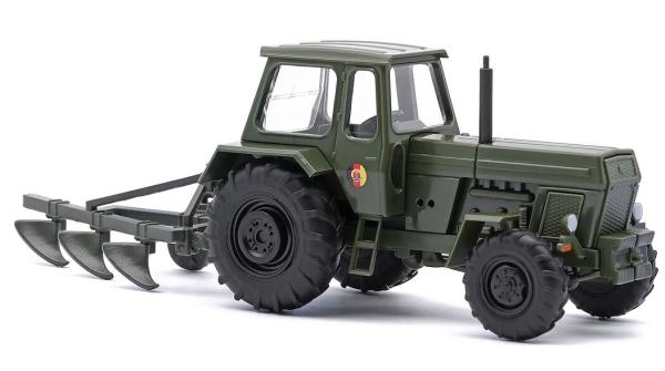 Traktor Fortschritt ZT 303 D Dreischarpflug NVA grün